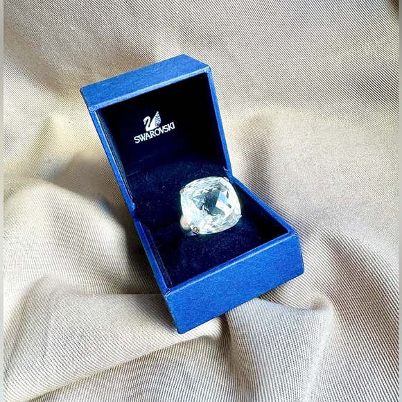 Swarovski Crystal Oversized Cocktail Ring - Picture 1 of 9
